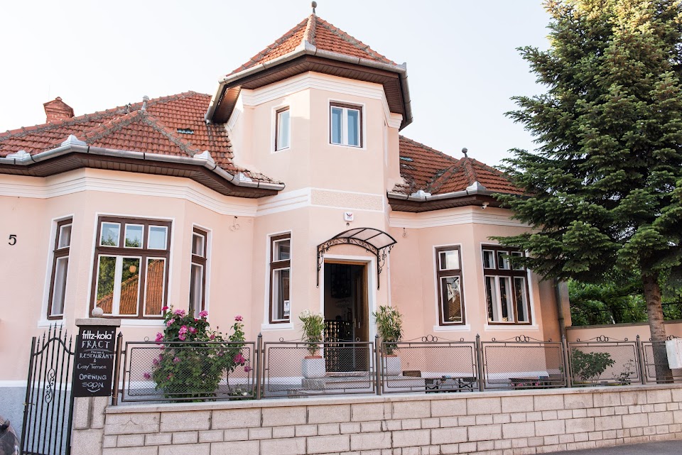 Casa FRACT de pe strada Războieni 5 din Brașov, văzută de la stradă în lumină de zi