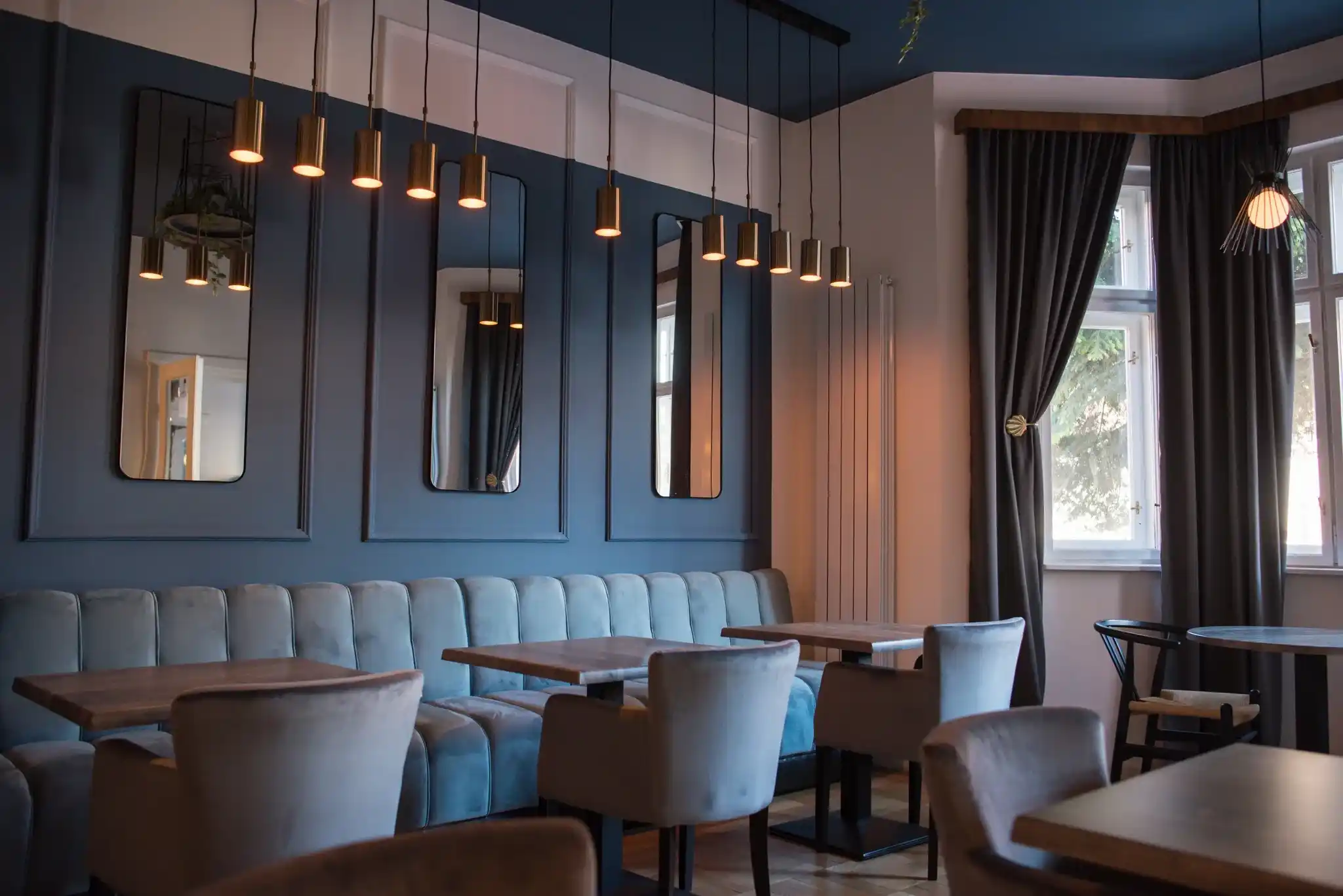 Salonul principal al restaurantului FRACT, mese pregătite și lumină caldă